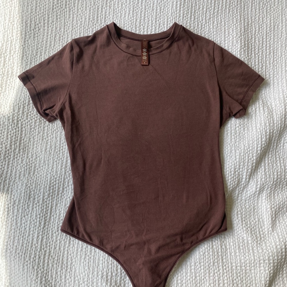 SKIMS COTTON JERSEY T-SHIRT BODYSUIT - Garnet
